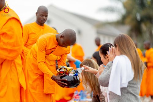 ภาพ No.233016:วันอาทิตย์ 29 มิถุนายน พ.ศ. 2568 กิจกรรมอบรมธรรมทายาทแอฟริกาใต้  ปฏิบัติธรรมสร้างสันติสุขภายใน แสงแห่งพุทธธรรมสู่แผ่นดินแอฟริกาใต้ ณ บริเวณหน้าวัดพระธรรมกายโจฮันเนสเบิร์ก