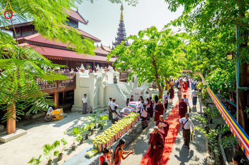 ภาพ No.220120:วันพุธที่ 16 เมษายน พ.ศ. 2568 วัดพระธรรมกายถวายมหาสังฆทาน มอบสิ่งของและทุนทรัพย์กว่า 4 ล้านบาท บรรเทาทุกข์ 181 วัดแผ่นดินไหวเมียนมา
