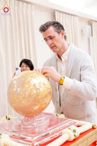 ภาพ No.62395:คณะศิษยานุศิษย์รวมใจสถาปนาและสมโภช ธรรมจักร เพื่ออัญเชิญประดิษฐาน ณ ยอดอุโบสถ 80 ปี หลวงพ่อธัมมชโย วัดพระธรรมกายนิวเจอร์ซี ประเทศสหรัฐอเมริกา  วันอาทิตย์ที่ 7 เมษายน พ.ศ. 2567