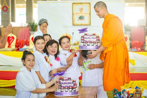 ภาพ No.115489:พิธีตักบาตรฉลองพระใหม่ ในโครงการอุปสมบทหมู่บูชาธรรม 115 ปี คุณยายอาจารย์มหารัตนอุบาสิกาจันทร์ ขนนกยูง วันที่ 19  มกราคม พ.ศ. 2567 ณ มหารัตนวิหารคด วัดพระธรรมกาย