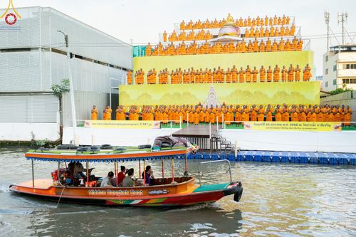 ภาพ No.201318:พระธรรมยาตราปฏิบัติธรรม และถ่ายภาพหมู่ประวัติศาสตร์ ณ อาคารธรรมยาตรา กตัญญูบูชามหาปูชนียาจารย์  ตรงข้ามวัดปากน้ำภาษีเจริญ จ.กรุงเทพมหานคร ในโครงการธรรมยาตรา กตัญญูบูชา มหาปูชนียาจารย์ พระมงคลเทพมุนี(สด จนฺทสโร) พระผู้ปราบมาร อนุสรณ์สถาน 7 แห่ง ปีที่ 13