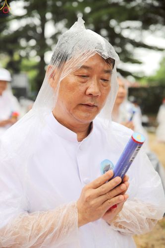 ภาพ No.234083:วันอาทิตย์ที่ 20 กรกฎาคม พ.ศ.2568 พิธีทอดผ้าป่า และพิธีตอกเสาเข็มต้นแรก สร้างอาคารปฏิบัติธรรมพระมงคลเทพมุนี ณ ศูนย์ปฏิบัติธรรมสุราษฏร์ธานี