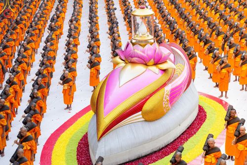 ภาพ No.189216:พระธรรมยาตราปฏิบัติธรรม และถ่ายภาพหมู่ประวัติศาสตร์ ในโครงการธรรมยาตรา กตัญญูบูชา มหาปูชนียาจารย์ พระมงคลเทพมุนี(สด จนฺทสโร) พระผู้ปราบมาร อนุสรณ์สถาน 7 แห่ง ปีที่ 13 วันที่ 4 มกราคม พ.ศ. 2568 ณ อนุสรณ์สถานมหาวิหารพระมงคลเทพมุนี (โลตัสแลนด์) อ.สองพี่น้อง