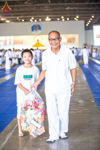 ภาพ No.133839:พิธีตักบาตร ข้าวสารอาหารแห้ง ณ บ้านแก้วเรือนทองคุณยายฯ สภาธรรมกายสากล วัดพระธรรมกาย วันอาทิตย์ต้นเดือนที่ 7 เมษายน พ.ศ. 2567