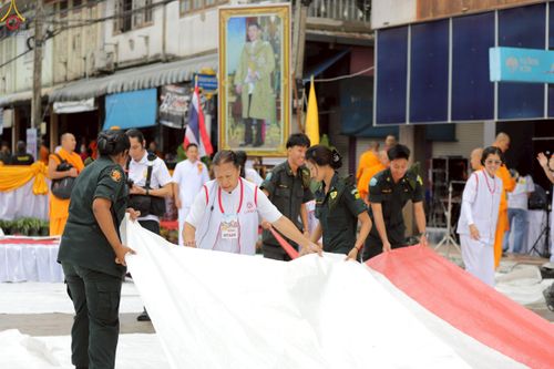 ภาพ No.245840:วันที่ 13-14 กันยายน พ.ศ. 2568 เจ้าหน้าที่ทุกสถานะ ทุกส่วนงาน ร่วมแรงร่วมใจ ปฏิบัติหน้าที่ เตรียมงาน เก็บงาน ตักบาตรพระ 555 รูป อ.เบตง จยะลา