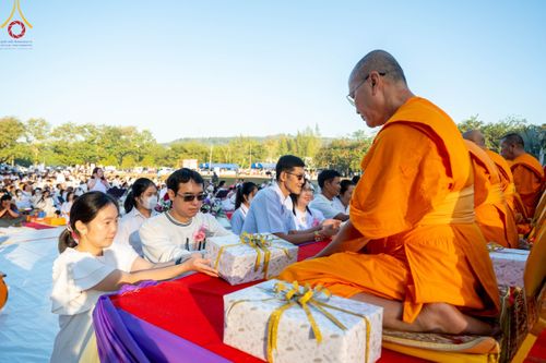 ภาพ No.103858:พิธีตักบาตรพระ 1,000 รูป ครั้งที่ 7 ถวายเป็นพุทธบูชา เพื่อช่วยเหลือคณะสงฆ์ 323 วัด 4 จังหวัดชายแดนภาคใต้ และถวายแด่คณะสงฆ์จังหวัดพิษณุโลก ณ ลานธรรมธุดงคสถานพิษณุโลก อ.วังทอง จ.พิษณุโลก วันที่ 24 ธันวาคม พ.ศ. 2566
