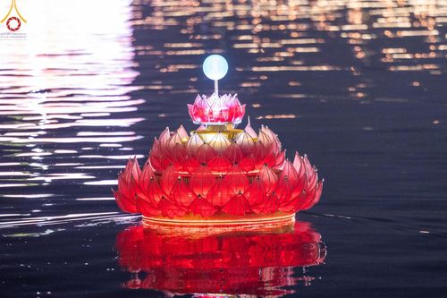 ภาพ No.170315:พิธีลอยกระทงธรรม ณ สระเศรษฐีทะเลบุญ มหาวิหารพระมงคลเทพมุนีฯ วัดพระธรรมกาย วันศุกร์ที่ 15 พฤศจิกายน พ.ศ.2567 (วันเพ็ญ 15 ค่ำ เดือน 12)