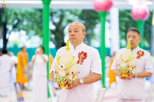 ภาพ No.228876:วันเสาร์ที่ 14 มิถุนายน พ.ศ. 2568 พิธีเวียนประทักษิณ , พิธีขอขมารับผ้าไตร ในโครงการบรรพชาอุปสมบทหมู่ ผู้บริหารรุ่นที่ 15 และ อุดมศึกษา รุ่นที่ 52 ณ โบสถ์พระไตรปิฎก วัดพระธรรมกาย