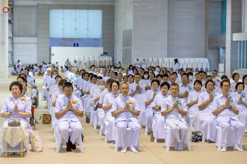 ภาพ No.233907:วันเสาร์ที่ 19 กรกฎาคม พ.ศ.2568 วันมหารำลึก ครั้งที่ 35 พิธีรำลึกถึงนักสร้างบารมี , พิธีสวดพระพุทธมนต์ , พิธีทอดผ้าบังสกุลและถวายไทยธรรม วัดพระธรรมกาย