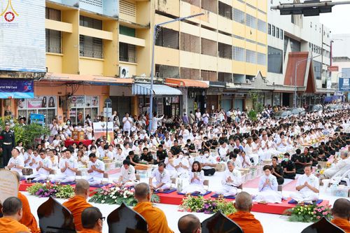ภาพ No.85915:ตักบาตรพระนานาชาติ 10,000 รูป ใจกลางนครหาดใหญ่ จ.สงขลา วันอาทิตย์ที่ 20 สิงหาคม พ.ศ. 2566