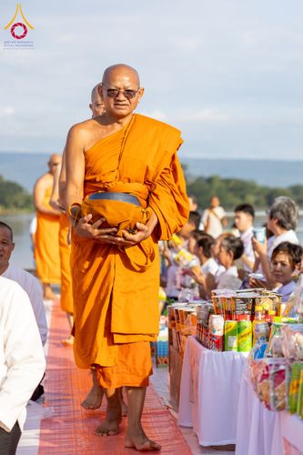 ภาพ No.250557:วันพุธที่ 8 ตุลาคม พ.ศ. 2568 พิธีตักบาตรเทโวโรหณะ ณ ลานธรรมปทุมรัตน์ธรรมเจดีย์ พุทธอุทยานนานาชาติ อ.โพนพิสัย จ.หนองคาย