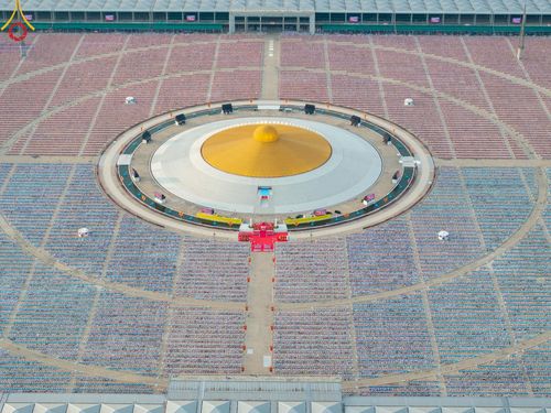 ภาพ No.219596:วันอังคารที่ 22 เมษายน พ.ศ. 2568 พิธีถวายมหาสังฆทานคณะสงฆ์ 40,000 กว่าวัดทั่วประเทศ เนื่องในวันคุ้มครองโลก ณ วัดพระธรรมกาย จ.ปทุมธานี