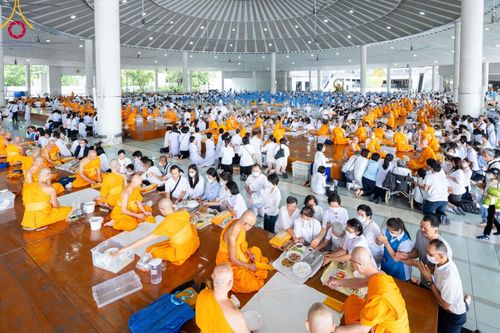 ภาพ No.100166:พิธีบุพเปตพลี  ครั้งที่ 143 วันที่ 27 พฤศจิกายน พ.ศ. 2566 วันพระ ขึ้น 15 ค่ำ เดือน 12 ณ หอฉันคุณยายอาจารย์ฯ วัดพระธรรมกาย