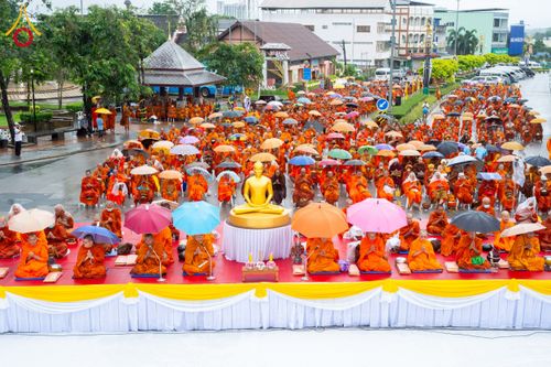 ภาพ No.226095:วันอาทิตย์ที่ 25 พฤษภาคม พ.ศ. 2568 พิธีตักบาตรพระ 1,000 รูปเมืองตรัง ครบรอบ 110 ปี เมืองทับเที่ยง ถวายเป็นพุทธบูชา ถวายเป็นพระราชกุศลแด่รัชกาลที่ 10 และอุทิศส่วนกุศลแด่อดีตเจ้าเมืองตรัง และบรรพบุรุษ ณ บริเวณหน้าศาลากลางจังหวัดตรัง ถนนพระราม 6