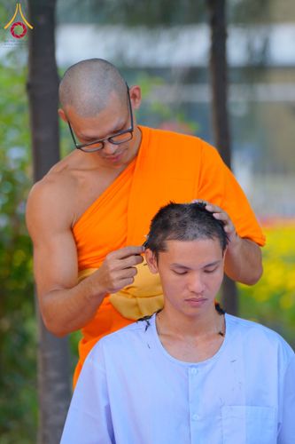 ภาพ No.135323:พิธีปลงผม ธรรมทายาท ระดับอุดมศึกษา รุ่นที่ 51 ภาคฤดูร้อน ณ วัดพระธรรมกาย จ.ปทุมธานี วันเสาร์ที่ 6 เมษายน พ.ศ. 2567