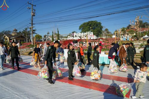ภาพ No.106822:พิธีตักบาตรพระ ๒๐๐ รูป  "สร้างบุญใหญ่ ส่งท้ายปีเก่า ต้อนรับปีใหม่ ๒๕๖๗" วันอาทิตย์ที่ ๓๑ ธันวาคม ๒๕๖๖ ณ ถนนหน้าที่ว่าการอำเภอภูเรือ อำเภอภูเรือ จังหวัดเลย