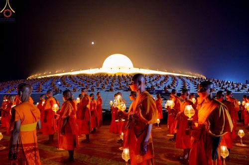 ภาพ No.77211:พิธีจุดมาฆประทีป ในวันมาฆบูชา อาทิตย์ต้นเดือนที่ 6 มีนาคม พ.ศ. 2566 ณ วัดพระธรรมกาย อ.คลองหลวง จ.ปทุมธานี