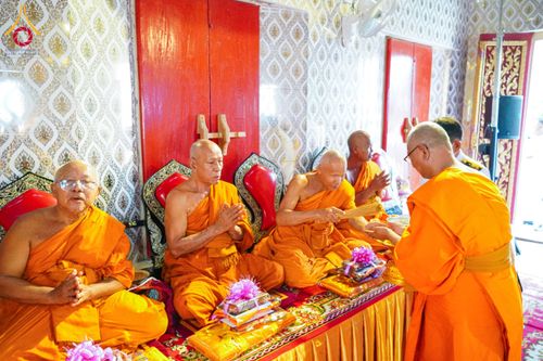 ภาพ No.146710:พิธีต้อนรับสัญญาบัตร พัดยศ ผ้าไตร ในโอกาสที่พระบาทสมเด็จพระเจ้าอยู่หัว ทรงพระกรุณาโปรดพระราชทานสัญญาบัตรตั้งสมณศักดิ์ พระวิมลศาสนวิเทศ (สำรวจ กมโล) เจ้าอาวาสวัดไทยนอร์เวย์ เป็นพระราชาคณะชั้นราช ในราชทินนามที่ “พระราชวชิรศาสนวิเทศ”