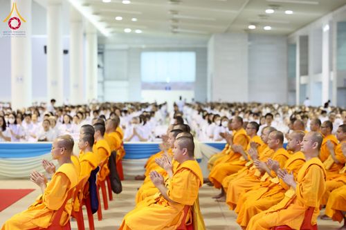 ภาพ No.232036:วันอาทิตย์ที่ 6 กรกฏาคม พ.ศ. 2568 พิธีตักบาตร ข้าวสารอาหารแห้ง  พิธีบูชาข้าวพระ สัมมนาพิเศษราชเหล็ก ณ สภาธรรมกายสากล วัดพระธรรมกาย