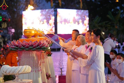 ภาพ No.112188:พิธีจุดประทีปถวายเป็นพุทธบูชา และบูชาธรรมมหาปูชนียาจารย์ พระมงคลเทพมุนี(สด จนฺทสโร) ในโครงการธรรมยาตรา กตัญญูบูชา มหาปูชนียาจารย์ พระมงคลเทพมุนี(สด จนฺทสโร) พระผู้ปราบมาร อนุสรณ์สถาน 7 แห่ง ปีที่ 12 วันที่ 14 มกราคม พ.ศ. 2567 ณ วัดสองพี่น้อง อ.สองพี่น้อง