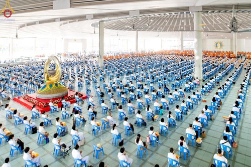 ภาพ No.205699:พิธีสวดพระพุทธมนต์ และถวายภัตตาหารเมนูสวรรค์แด่พระภิกษุ สามเณร วันจันทร์ที่ 3 กุมภาพันธ์ พ.ศ. 2568 ณ หอฉันคุณยายอาจารย์ฯ วัดพระธรรมกาย