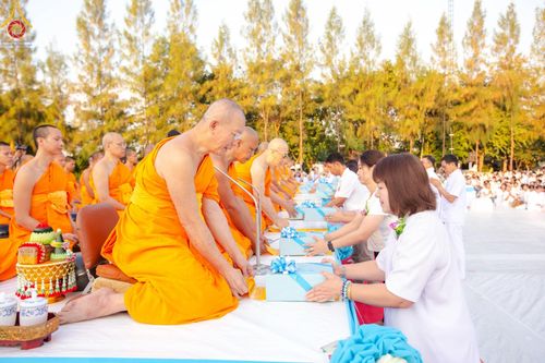 ภาพ No.192974:พิธีตักบาตรพระธรรมยาตรา ณ อนุสรณ์สถานคลองบางนางแท่น อ.สามพราน จ.นครปฐม ในโครงการธรรมยาตรา กตัญญูบูชา มหาปูชนียาจารย์ พระมงคลเทพมุนี(สด จนฺทสโร) พระผู้ปราบมาร อนุสรณ์สถาน 7 แห่ง ปีที่ 13 วันที่ 11 มกราคม พ.ศ.2568