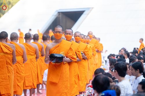 ภาพ No.107553:พิธีตักบาตรพระธรรมยาตราฯ ในโครงการธรรมยาตรากตัญญูบูชา มหาปูชนียาจารย์ พระมงคลเทพมุนี(สด จนฺทสโร) พระผู้ปราบมาร ปีที่ 12 ณ อนุสรณ์สถานมหาวิหารพระมงคลเทพมุนี อ.สองพี่น้อง จ.สุพรรณบุรี วันที่ 7 มกราคม พ.ศ. 2567