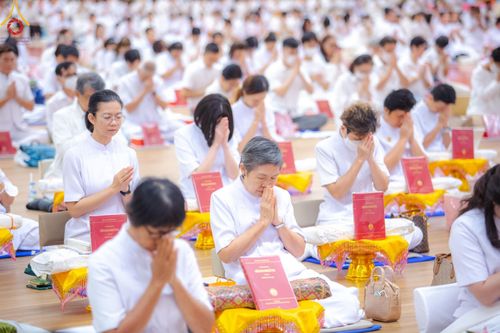 ภาพ No.138818:พิธีถวายกองทุนสนับสนุน การสร้างพระไตรปิฎกฉบับธรรมชัย และอนุรักษ์คัมภีร์ใบลาน น้อมบูชาธรรมหลวงพ่อธัมมชโย 80 ปี ณ ห้องแก้วสารพัดนึก 2 วัดพระธรรมกาย วันเสาร์ที่ 1 มิถุนายน พศ. 2567