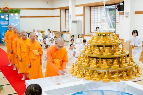 ภาพ No.220983:วันที่ 13 เมษายน พ.ศ. 2568 พิธีโปรยรัตนชาติปฐมเริ่มสถาปนาเจดีย์ และ พิธีเปิดหมู่บ้านปฏิบัติธรรม เพื่อการบรรลุธรรม ณ วัดป่าธรรมกายนานาชาติโทชิหงิ  ประเทศญี่ปุ่น