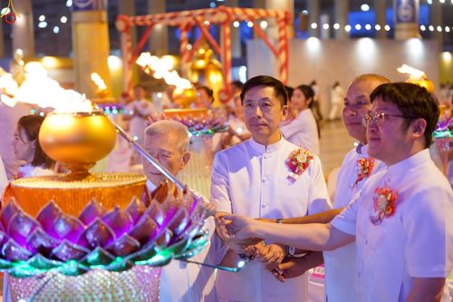 ภาพ No.223979:วันวิสาขบูชา วันอาทิตย์ที่ 11 พฤษภาคม พ.ศ. 2568 พิธีจุดวิสาขประทีป ,  พิธีเวียนประทักษิณรอบพระมหาธรรมกายเจดีย์ , พิธีฉลองชัยสวดมนต์บทธัมมจักกัปปวัตตนสูตร ครบ 7,357,000,000 จบ ณ มหารัตนวิหารคด วัดพระธรรมกาย