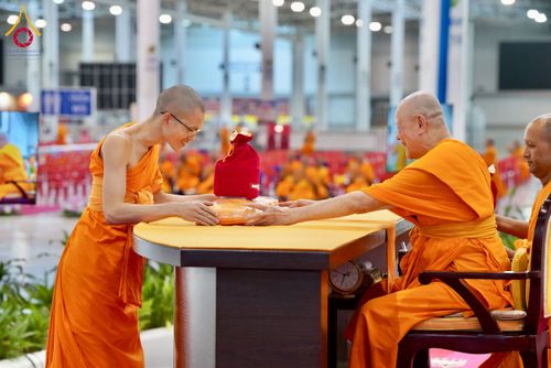 ภาพ No.237457:วันอาทิตย์ที่ 10 สิงหาคม พ.ศ.2568 พิธีมอบใบประกาศเกียรติคุณ โครงการสอบบาลี "ฉลองแชมป์" บูชาธรรม 80 ปี หลวงพ่อธัมมชโย ประจำปี 2568 และ พิธีมอบดวงแก้วสามเณรทรงบาลีไวยากรณ์ ณ สภาธรรมกายสากล วัดพระธรรมกาย ปทุมธานี