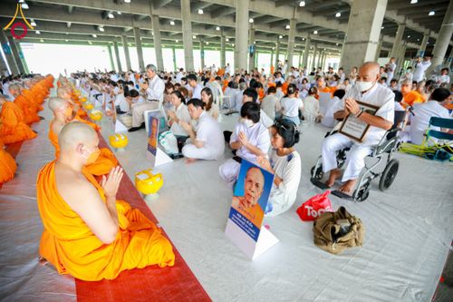 ภาพ No.62576:พิธีถวายบาตรเเละไทยธรรม ในโครงการอุปสมบทหมู่ บูชาธรรมหลวงพ่อธัมมชโย พ.ศ.2567 ณ ลานธรรม พระมหาธรรมกายเจดีย์ วันที่ 13 เมษายน พ.ศ.2567