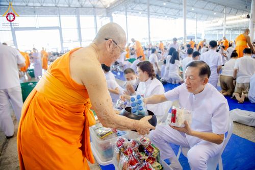 ภาพ No.277012:วันอาทิตย์ที่ 7 ธันวาคม พ.ศ. 2568 พิธีตักบาตรอาทิตย์ต้นเดือน ณ บ้านแก้วเรือนทองคุณยายฯ วัดพระธรรมกาย