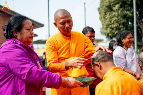 ภาพ No.209787:วันที่ 28 กุมภาพันธ์ พ.ศ.2568 พิธีเปิดโครงการบวชสามเณร พิธีถวายไทยธรรม พิธีขอขมามอบผ้าไตร  ณ เมืองปาตัน ประเทศเนปาล
