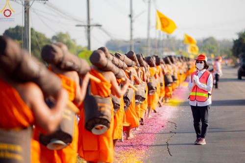 ภาพ No.198739:V.50 สารพัดV สารพัดดี ที่ธรรมยาตรา ในโครงการธรรมยาตรา กตัญญูบูชา มหาปูชนียาจารย์ พระมงคลเทพมุนี(สด จนฺทสโร) พระผู้ปราบมาร อนุสรณ์สถาน 7 แห่ง ปีที่ 13 ระหว่างวันที่ 2-31 มกราคม พ.ศ. 2568