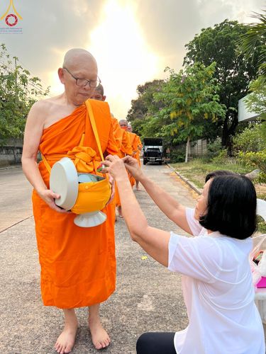 ภาพ No.136062:พระธรรมทายาท โครงการบวชพระนานาชาติ AEC & WAB ผู้บริหารรุ่นที่ 2 บิณฑบาต ณ หอฉันคุณยายอาจารย์ฯ เมืองแก้วมณี หมู่บ้านแก้วพุทธรักษา วันที่ 28 เมษายน พ.ศ. 2567