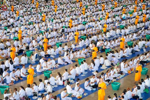 ภาพ No.136581:พิธีตักบาตร พิธีบูชาข้าวพระ ในวันอาทิตย์ต้นเดือนที่ 5 พฤษภาคม พ.ศ. 2567 ณ วัดพระธรรมกาย จ.ปทุมธานี