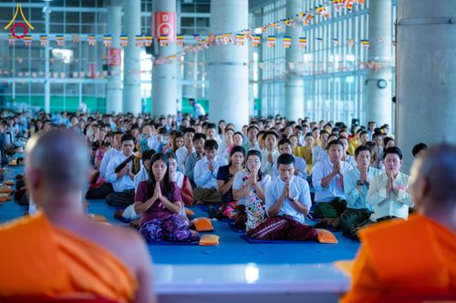 ภาพ No.143693:พิธีถวายผ้าไตร, สวดธรรมจักร, ปฏิบัติธรรม และฟังแสดงพระธรรมเทศนา ภาษาเมียนมา โดยมีสาธุชนชาวเมียนมากว่า 4,000 คน เข้าร่วมพิธี ณ มหารัตนวิหารคด วัดพระธรรมกาย วันอาทิตย์ที่ 7 กรกฎาคม พ.ศ. 2567