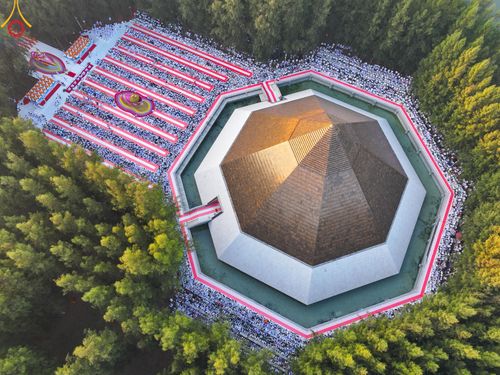 ภาพ No.107393:พิธีตักบาตรพระธรรมยาตราฯ ในโครงการธรรมยาตรากตัญญูบูชา มหาปูชนียาจารย์ พระมงคลเทพมุนี(สด จนฺทสโร) พระผู้ปราบมาร ปีที่ 12 ณ อนุสรณ์สถานมหาวิหารพระมงคลเทพมุนี อ.สองพี่น้อง จ.สุพรรณบุรี วันที่ 7 มกราคม พ.ศ. 2567