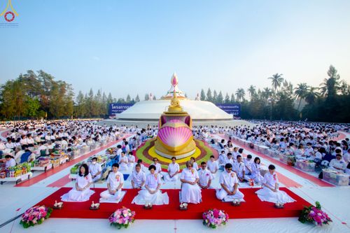 ภาพ No.110261:พิธีตักบาตรพระธรรมยาตราฯ ในโครงการธรรมยาตรากตัญญูบูชา มหาปูชนียาจารย์ พระมงคลเทพมุนี(สด จนฺทสโร) พระผู้ปราบมาร ปีที่ 12 ณ อนุสรณ์สถานลำดับที่ 2 สถานที่ตั้งมโนปณิธานบวชตลอดชีวิต อนุสรณ์สถานบางนางแท่น จ.นครปฐม วันที่ 11 มกราคม พ.ศ. 2567