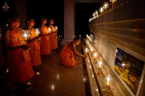 ภาพ No.76573:คณะสงฆ์และสามเณรบังกลาเทศ ปฎิบัติธรรมและจุดโคมประทีปถวายเป็นพุทธบูชา วันที่ 17 กุมภาพันธ์ พ.ศ. 2566