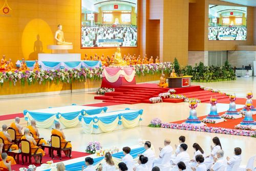 ภาพ No.251271:วันที่ 10 ตุลาคม พ.ศ. 2568 พิธีปฏิบัติธรรม ในวันคล้ายวันเกิด 141 ปี พระมงคลเทพมุนี (สด จนฺทสโร) พระผู้ปราบมาร ณ สภาธรรมกายสากล วัดพระธรรมกาย