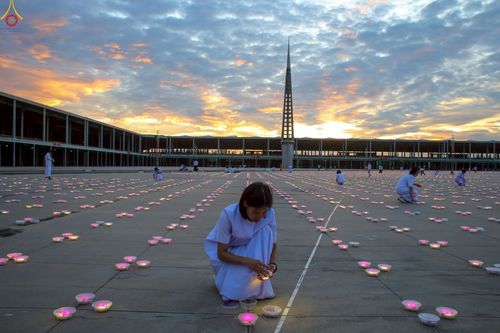 ภาพ No.240995:วันพุธที่ 27 สิงหาคม พ.ศ. 2568 พิธีจุดประทีป ในวันธรรมชัย ณ วัดพระธรรมกาย