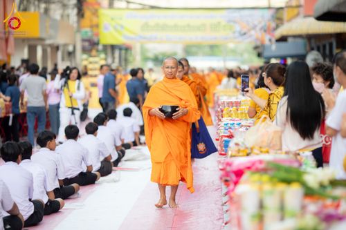 ภาพ No.180306:พิธีทำบุญตักบาตร ข้าวสารอาหารแห้ง แด่คณะสงฆ์ 99 รูป เนื่องในวันพ่อแห่งชาติ ปีที่ 50 ณ ศูนย์การค้าตลาดรังสิต ซ.รังสิต-ปทุมธานี 5 วันที่ 5 ธันวาคม พ.ศ. 2567