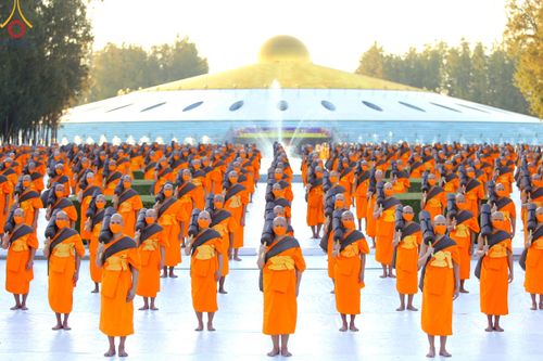 ภาพ No.104410:พระธรรมยาตราร่วมปฏิบัติธรรม และถ่ายภาพหมู่ประวัติศาสตร์ หน้ามหาวิหารพระมงคลเทพมุนี วันที่ 27 ธันวาคม พ.ศ. 2566