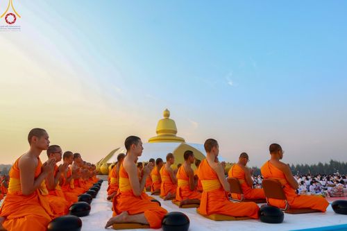 ภาพ No.201044:พิธีตักบาตรพระธรรมยาตรา ณ อนุสรณ์สถานลำดับที่ 5 สถานที่เผยแผ่วิชชาธรรมกายครั้งแรก อนุสรณ์สถานบางปลา วัดบางปลา อำเภอบางเลน จังหวัดนครปฐม ในโครงการธรรมยาตรา กตัญญูบูชา มหาปูชนียาจารย์ พระมงคลเทพมุนี(สด จนฺทสโร) พระผู้ปราบมาร อนุสรณ์สถาน 7 แห่ง ปีที่ 13