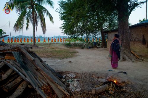 ภาพ No.76401:คณะสงฆ์และสามเณรบิณฑบาต ประเทศบังกลาเทศ วันที่ 11 กุมภาพันธ์ พ.ศ. 2566