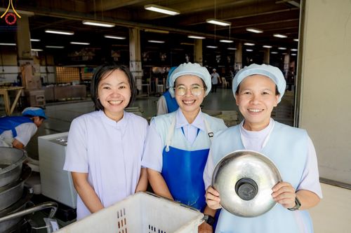 ภาพ No.174661:พิธีถวายภัตตาหารเมนูสวรรค์ เพื่อการบรรลุธรรม ณ หอฉันคุณยายอาจารย์ฯ วัดพระธรรมกาย วันที่ 23 พฤศจิกายน พ.ศ. 2567