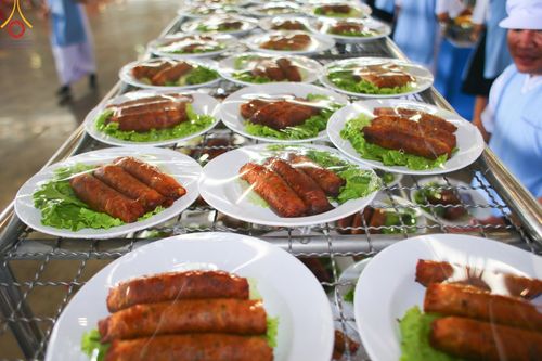 ภาพ No.60231:คณะสงฆ์ 10,000 กว่าวัดฉันภัตตาหารเพล ในวันคุ้มครองโลก วันจันทร์ที่ 22 เมษายน พ.ศ. 2567 ณ สภาธรรมกายสากล วัดพระธรรมกาย