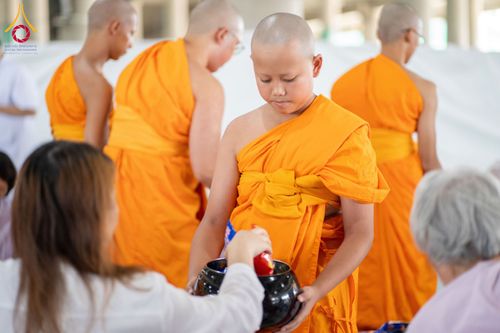 ภาพ No.145677:พิธีตักบาตรโครงการบรรพชาสามเณร โรงเรียนนานาชาติ รุ่นที่ 13 ณ มหารัตนวิหารคด 9 วัดพระธรรมกาย วันเสาร์ที่ 20 กรกฎาคม พ.ศ. 2567